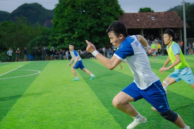 詹姆斯13+13+7绝杀，历史首人！约基奇39+10+10创7项记录，NBA今日战报.